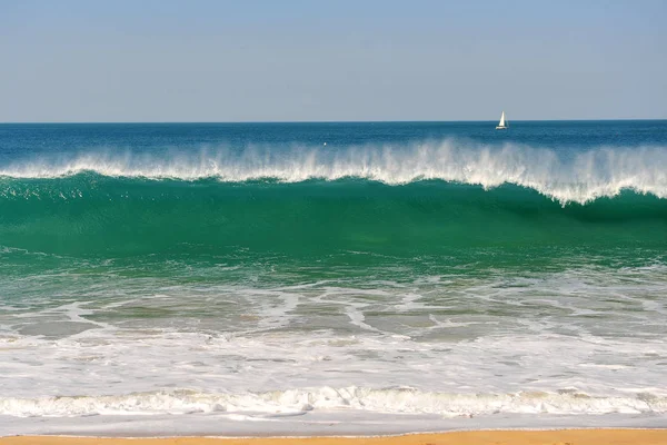 Velero en el mar sobre el horizonte — Foto de Stock