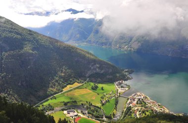 Aurland kasabası ve Norwagian sahil şeridinin en iyi görünümü