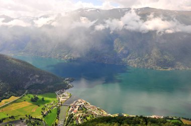 Aurland kasabası ve Norveç fiyortları üst görünümü 