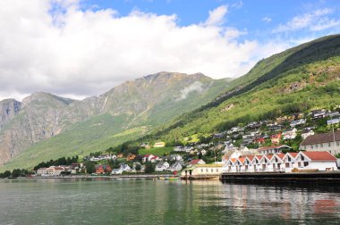 Sognefjord üzerinde Aurland küçük kasaba