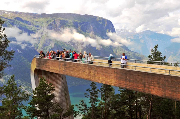 Lidé na platformě Stegastein pozorovací platforma, Sognefjord — Stock fotografie