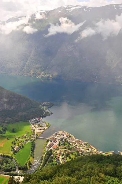 Auland stad mellan vatten och berg — Stockfoto