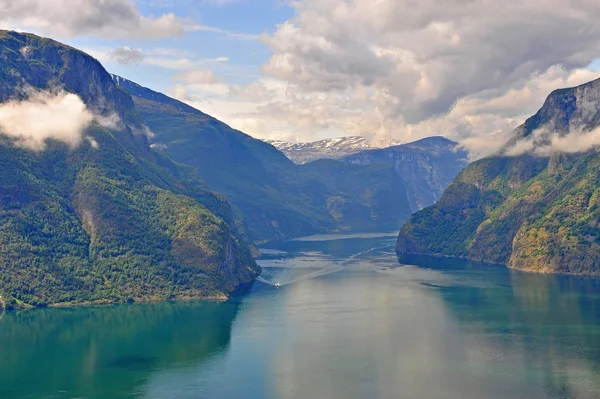 Piękny widok na jezioro Sognefjord wody — Zdjęcie stockowe