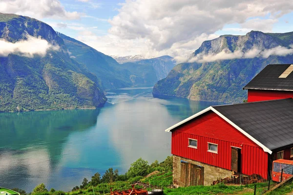 Vörös ház felett Sognefjord, Norvégia — Stock Fotó