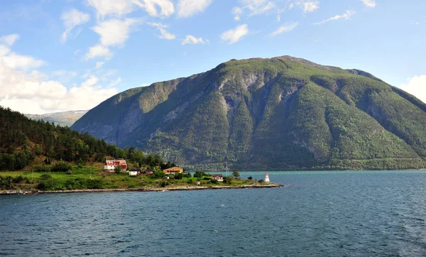 Sognefjords fyr och gröna kullar — Stockfoto