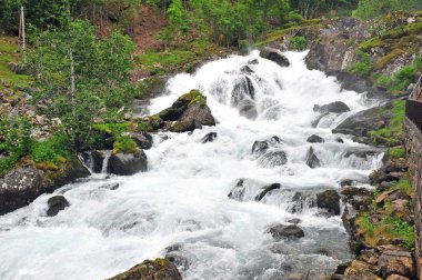 Geiranger 'de şelalesi olan güçlü dağ nehri
