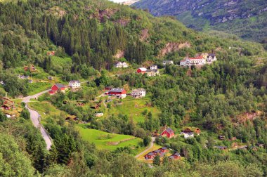 Geiranger geleneksel evler ile Yeşil tepeler
