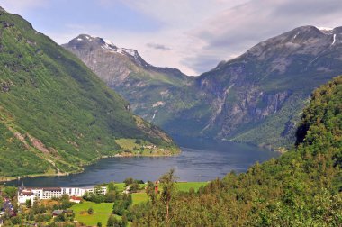 Yaz aylarında Geiranger fiyort doğal manzara