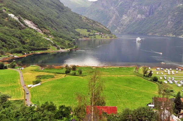 Vyhlídkový pohled na pobřeží fjordu Geiranger, Norsko — Stock fotografie