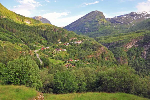 Gyönyörű kilátás a falu Geirangerfjord — Stock Fotó