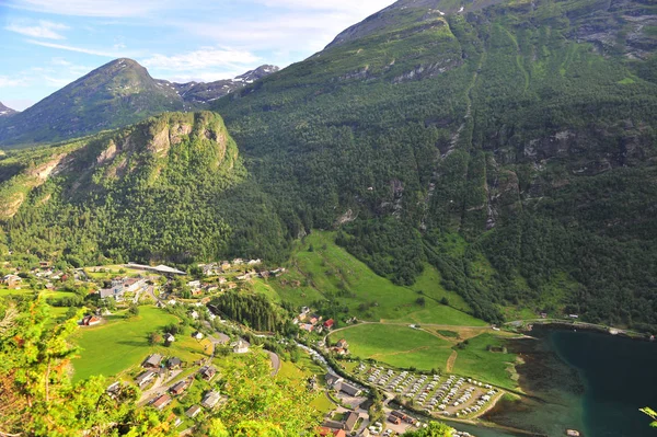 Luchtfoto van Geiranger stad op fjord — Stockfoto