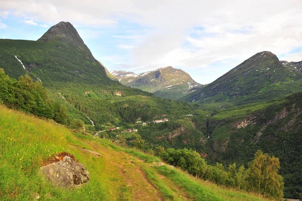 Nádherná horská krajina na fjordu Geiranger — Stock fotografie