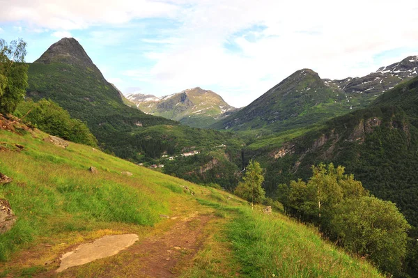 Berglandschaft im Sommer, Geirangerfjord — Stockfoto