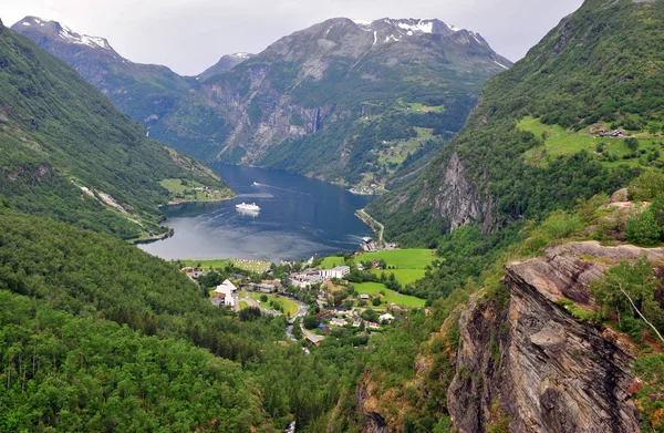 Hermosa vista del fiordo de GEiranger en Noruega — Foto de Stock