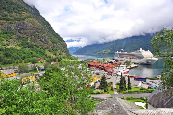 Turistiska skepp i hamnen i Flam stad — Stockfoto