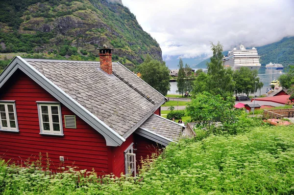 Flam, Norveç'te derin kırmızı ahşap ev — Stok fotoğraf