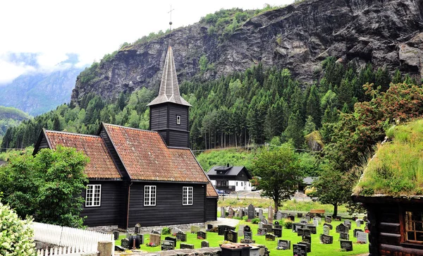 Flam kasabası yakınlarındaki siyah ahşap stave kilise — Stok fotoğraf