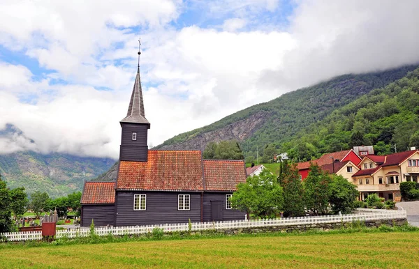 Old wooden Flam stave church and mountains — Stock Photo, Image