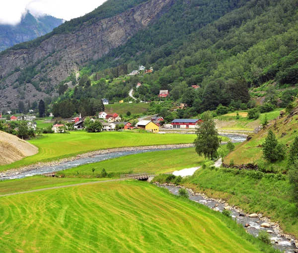 Schilderachtig uitzicht op een dorp onder de bergen — Stockfoto