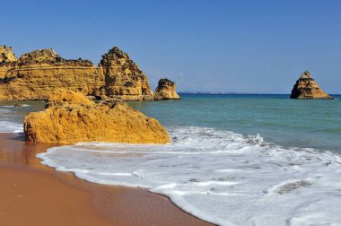 Lagos, Algarve sahilinde vahşi kayalar