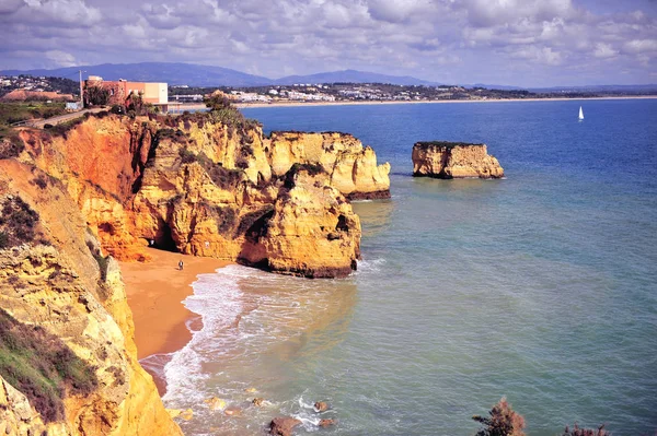 Hermosa playa rocosa cerca de la ciudad de Lagos, Portugal — Foto de Stock