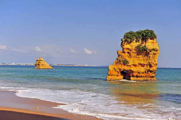 Gyönyörű sziklák a Dona Ana strandon, Lagos — Stock Fotó