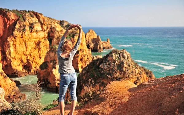 Deniz kayalıklarında genç kadın, Lagos, Portekiz — Stok fotoğraf