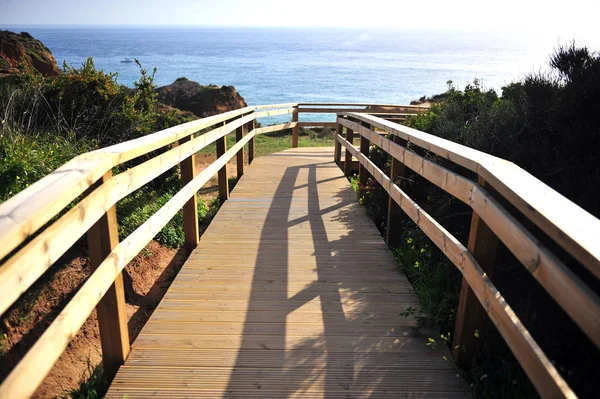 Krásná dřevěná stezka k oceánu, Algarve — Stock fotografie