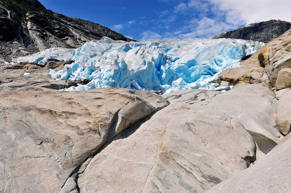 Dağlarda Nigardsbreen buzulmanzara görünümü — Stok fotoğraf