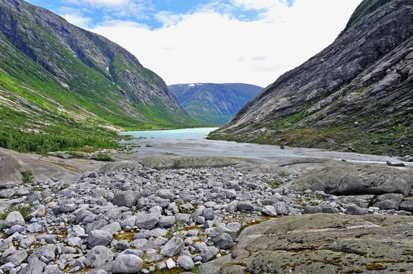 Prachtige berg rivier op de Nigardsbreen-gletsjer — Stockfoto