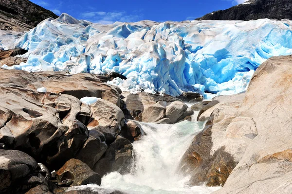 Úžasný Nigardsbreen ledovec v horách — Stock fotografie