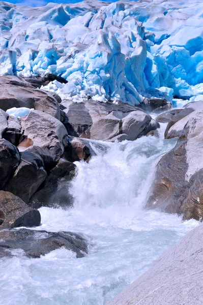 ニガルズブリーン氷河の垂直画像,ノルウェー — ストック写真