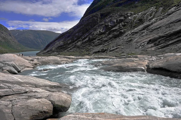 Fjäll flod i Wild dal av Nigardsbreen — Stockfoto