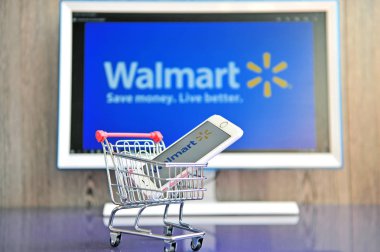 Walmart şirketin logosu ile cep telefonu ve bilgisayar ekranı