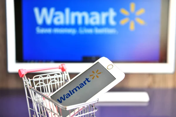Logotipo de Walmart en teléfono móvil y monitor . —  Fotos de Stock