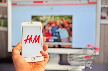 Web sitesi ile H&M logolu el ele cep telefonu