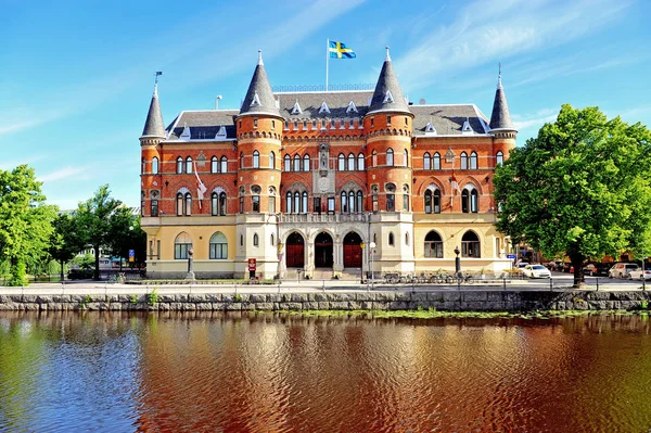 Fasáda historické budovy u řeky v Orebra, Švédsko — Stock fotografie
