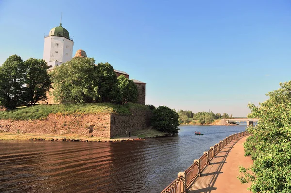 Старый замок у реки, г. Выборг — стоковое фото