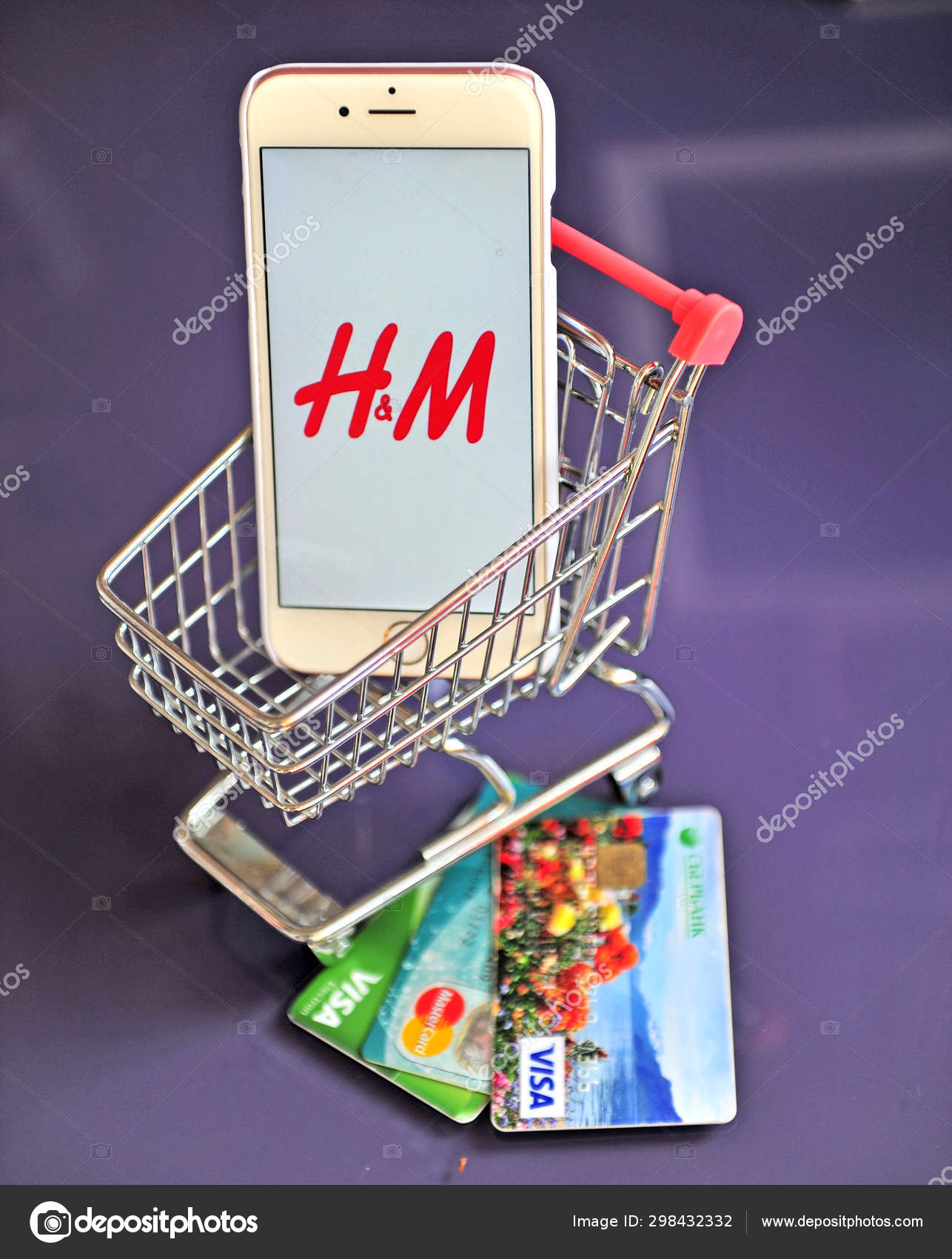 Mobil telefon H M emblemaval a bevasarlokocsiban es hitelkartyakon Stock szerkesztoi foto Krasnevsky 298432332