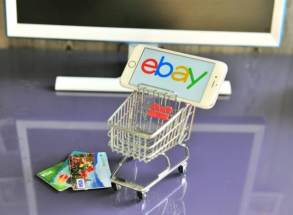 Téléphone portable avec logo ebay dans le panier et cartes de crédit sur — Photo