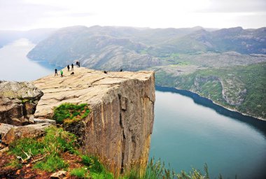 Prekestolen tepesinde tanımsız insanlar