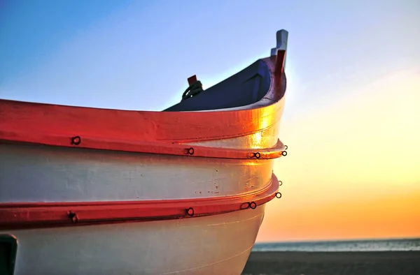 Bateau de pêche traditionnel en bois au coucher du soleil — Photo