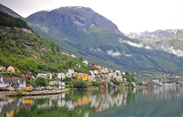 Vista panorámica del casco antiguo de Odda en el lago, Noruega — Foto de Stock