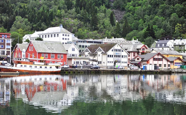 Vista panoramica della città vecchia di Odda sul lago, Norvegia — Foto Stock