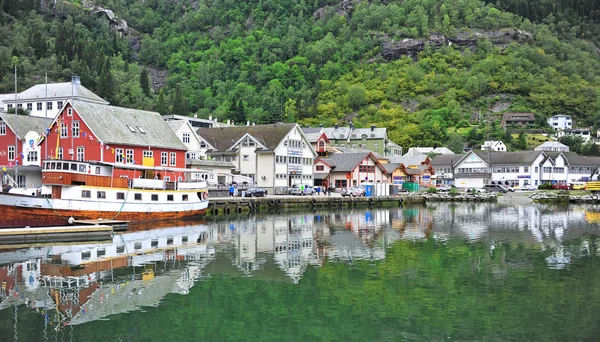 Odda Stare Miasto nad jeziorem na lato, Norwegia. — Zdjęcie stockowe