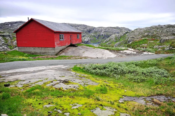 Gammalt rött trähus i vilda berg — Stockfoto