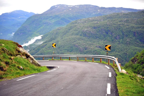 Krásná horská silnice na fjordech, Norsko — Stock fotografie