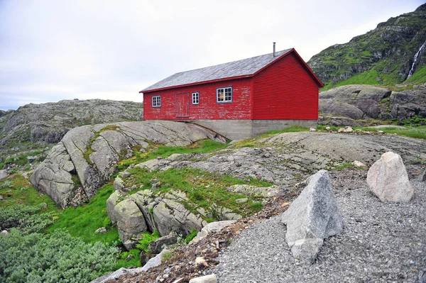 Tradiční červený dřevěný dům v norských horách — Stock fotografie