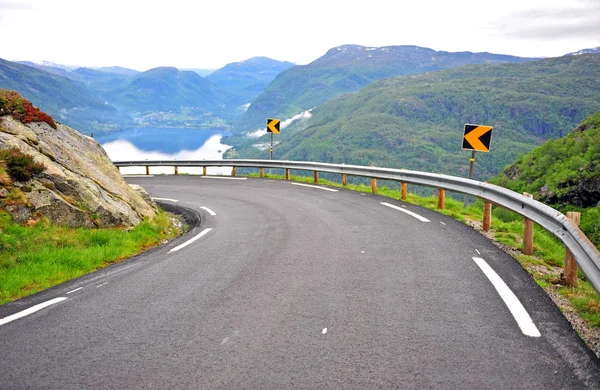 Hermoso camino en las montañas en fiordos en Noruega —  Fotos de Stock