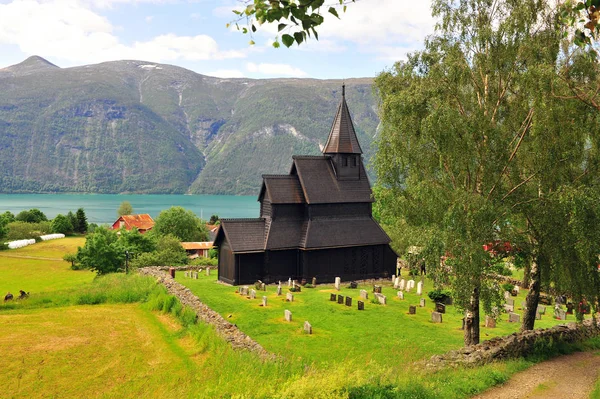 Vackert landskap med Ornes stav kyrka på sjön — Stockfoto
